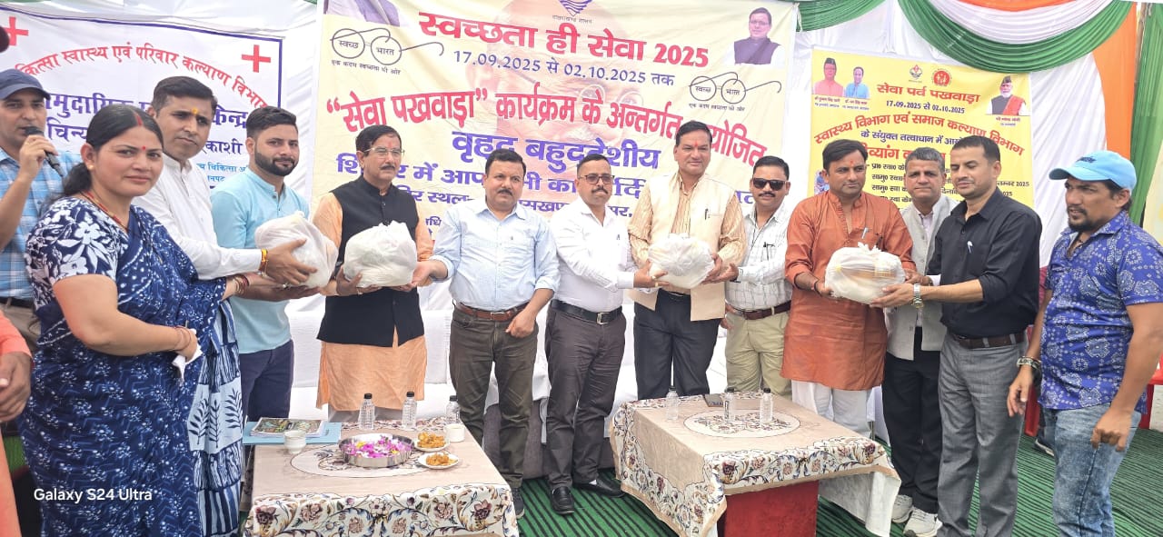 चिन्यालीसौड़ में स्वास्थ्य शिविर का शुभारंभ करते हुए