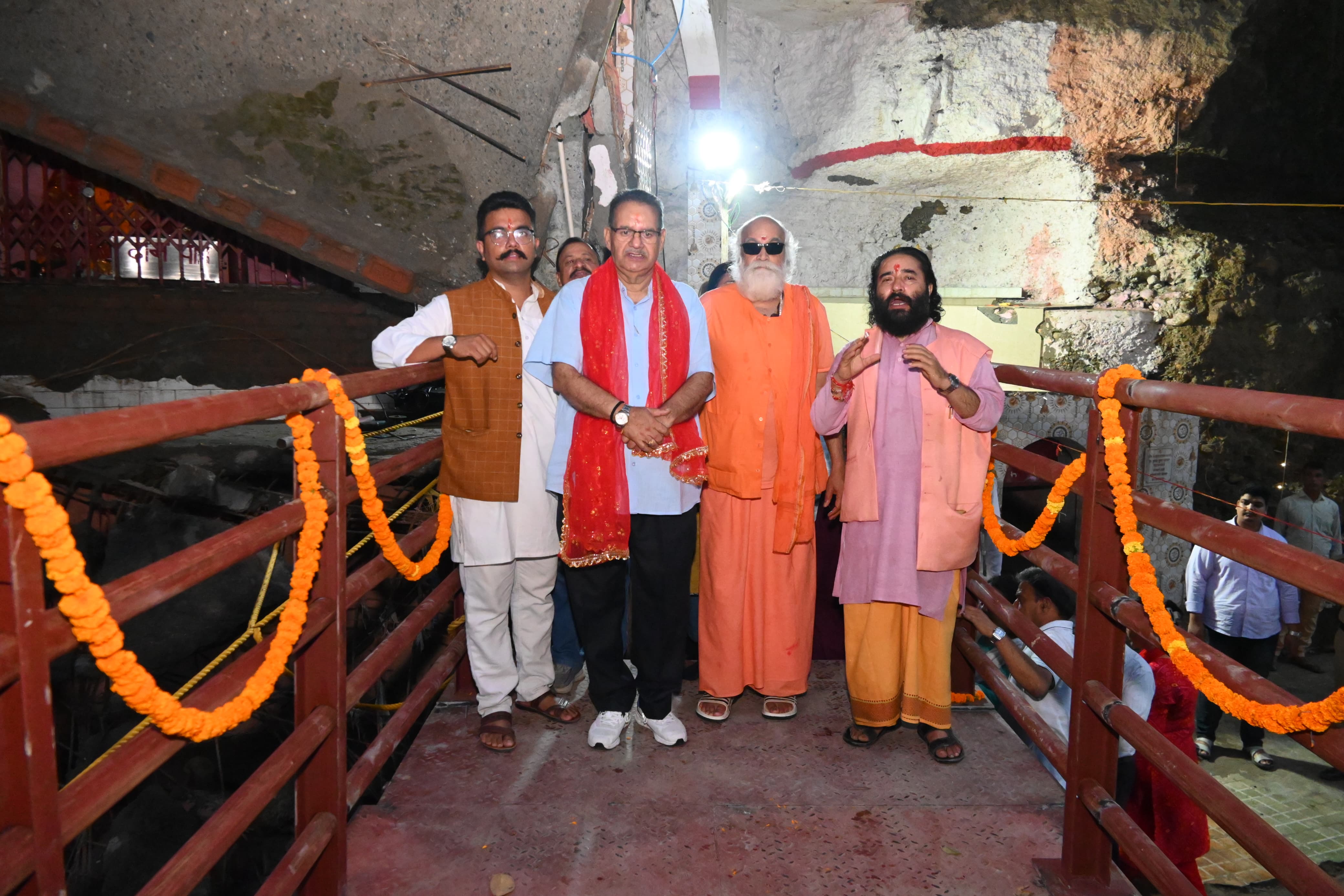 टपकेश्वर मंदिर में नवनिर्मित पुल का उद्घाटन करते मंत्री गणेश जोशी।