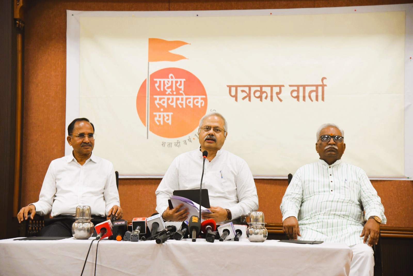 पत्रकार परिषदेत बोलताना सुनील आंबेकर शेजारी दीपक तामशेट्टीवार आणि राजेश लोया