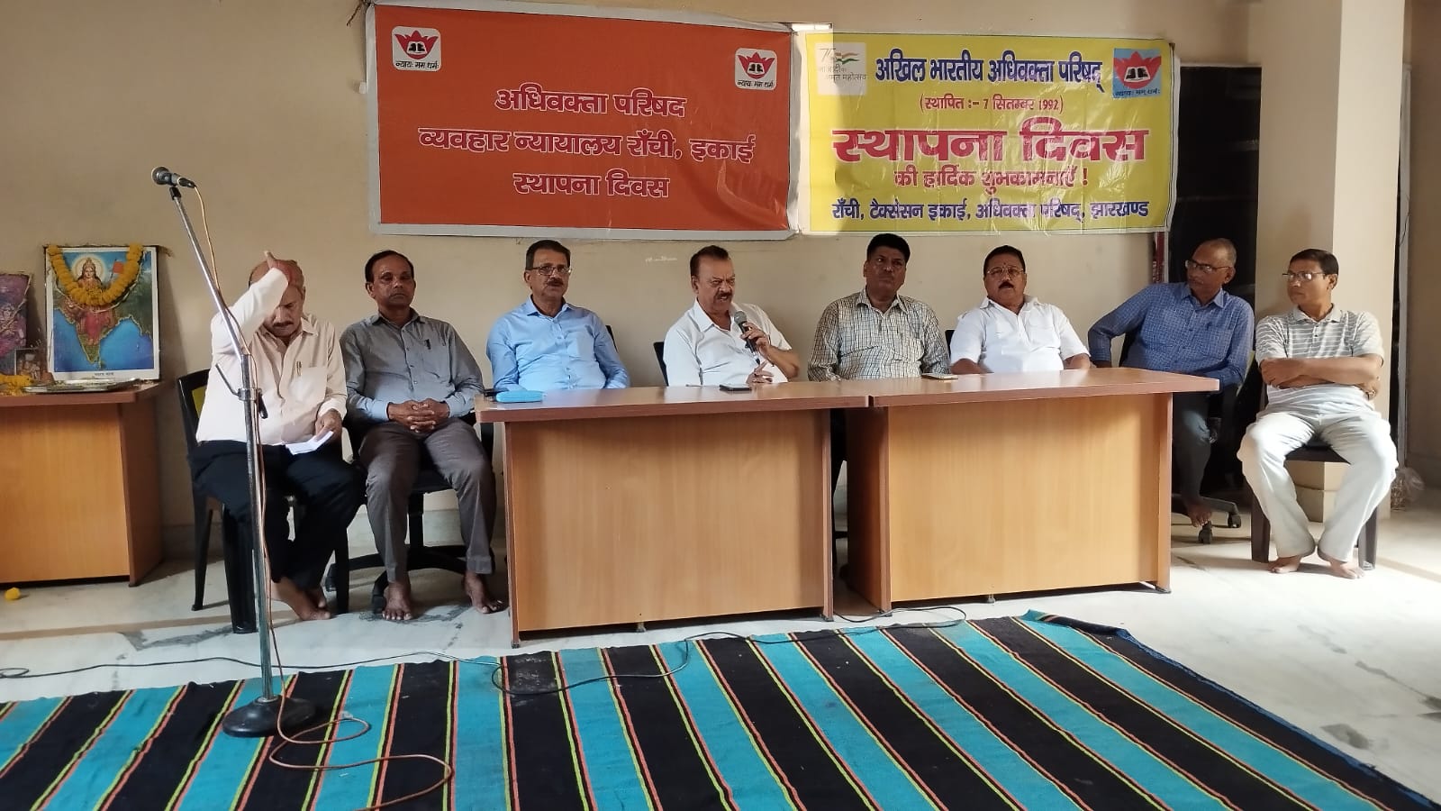 समारोह में मंचासिन अतिथि समेत अन्य अधिवक्तागण