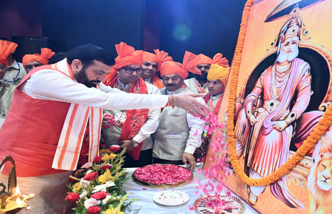 हरियाणा के मुख्यमंत्री नायब सैनी महाराजा अग्रसेन काे श्रद्धा सुमन अर्पित करते हुए