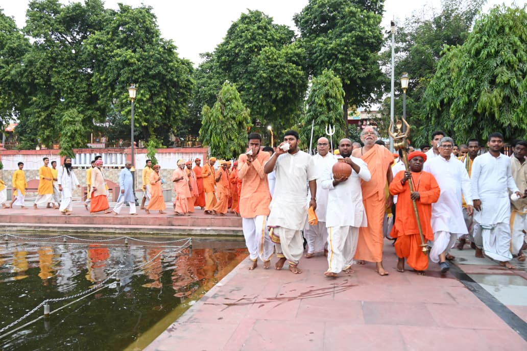 *गोरखनाथ मंदिर के शक्तिपीठ में गोरक्षपीठाधीश्वर एवं मुख्यमंत्री योगी आदित्यनाथ ने की कलश स्थापना*