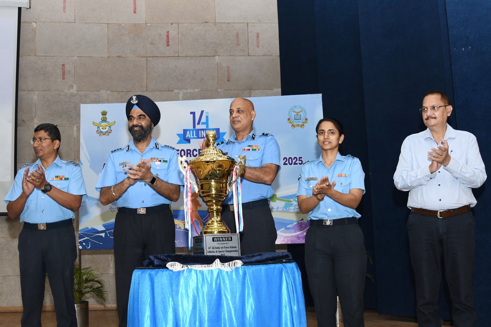 एयर कमोडोर निपुण गुप्ता, एयर ऑफिसर कमांडिंग बेस रिपेयर डिपो, चंडीगढ़ ट्रॉफी का अनावरण करते हुए