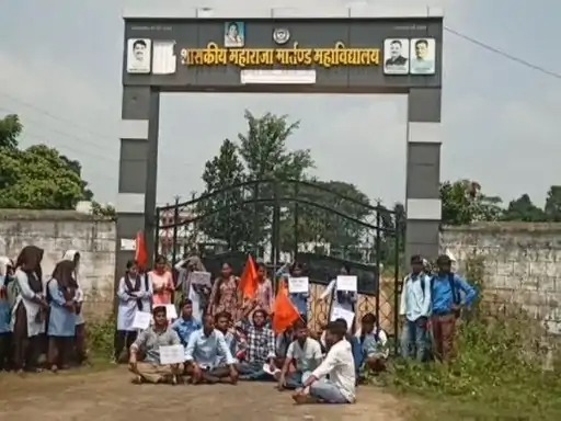 गेट पर ताला लगा प्रर्दशन करते छात्र