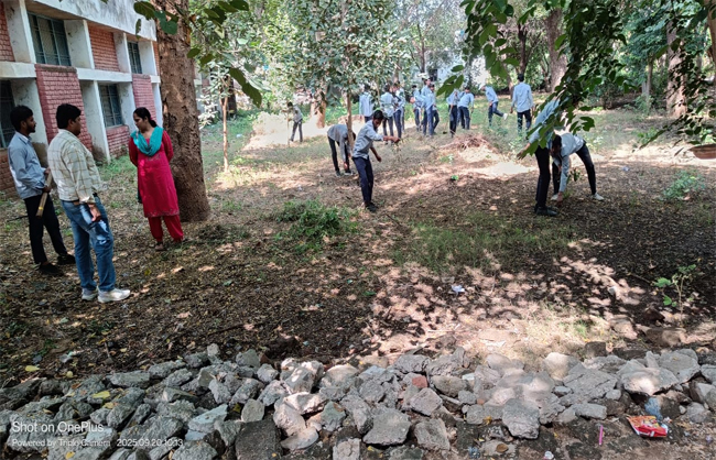 सेवा पर्व के तहत साफ सफाई करते विद्यार्थी।