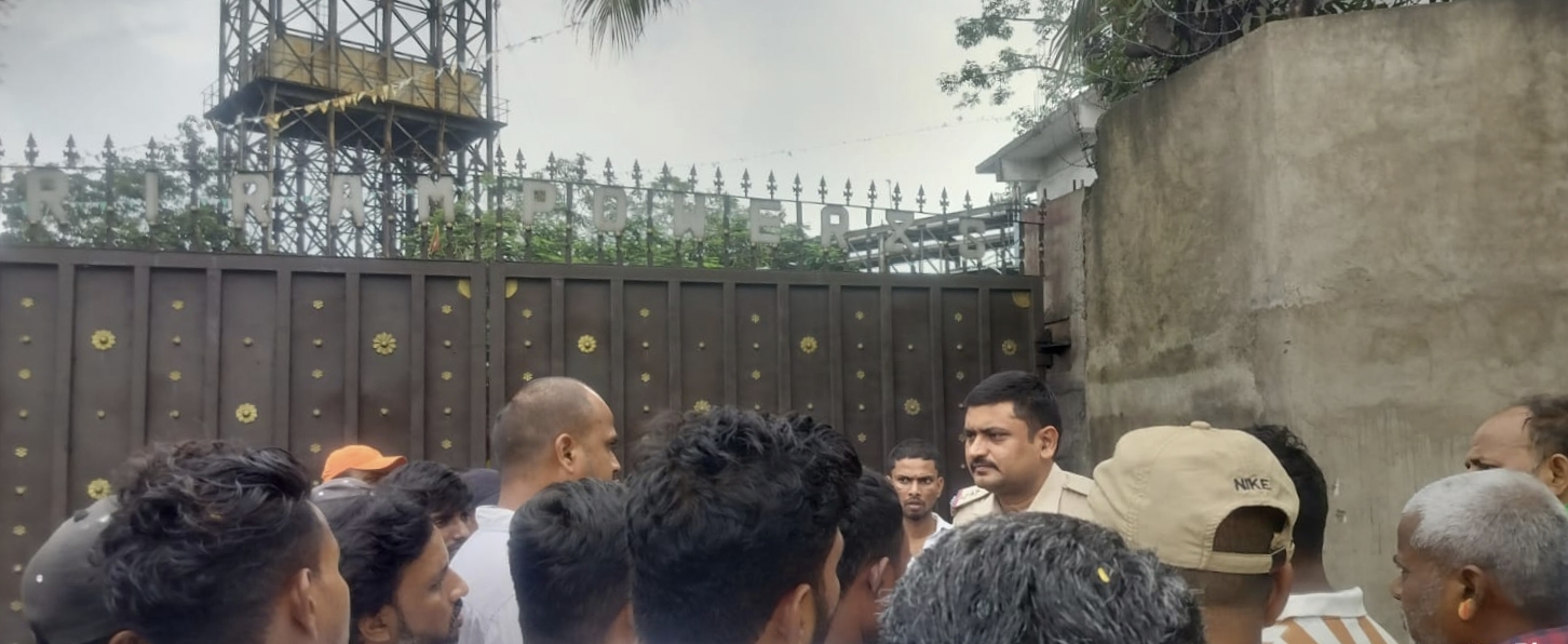 प्लांट के गेट पर प्रदर्शन करते ग्रामीणों से बात करते थाना प्रभारी