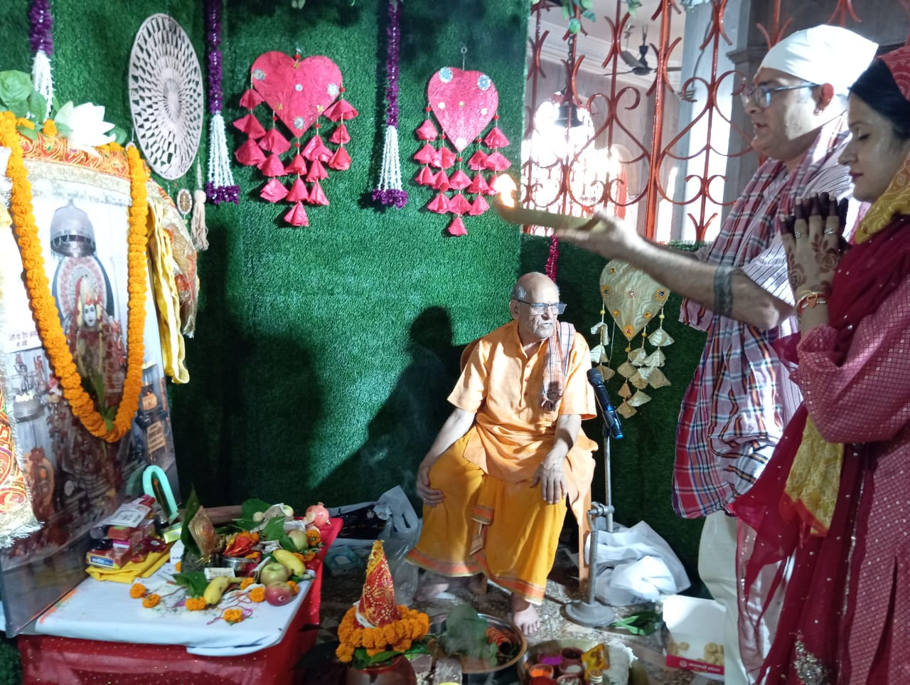 पूजा में लगे यजमान