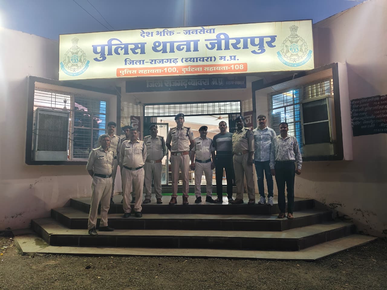 आठ पकड़ाए, नकदी बरामद