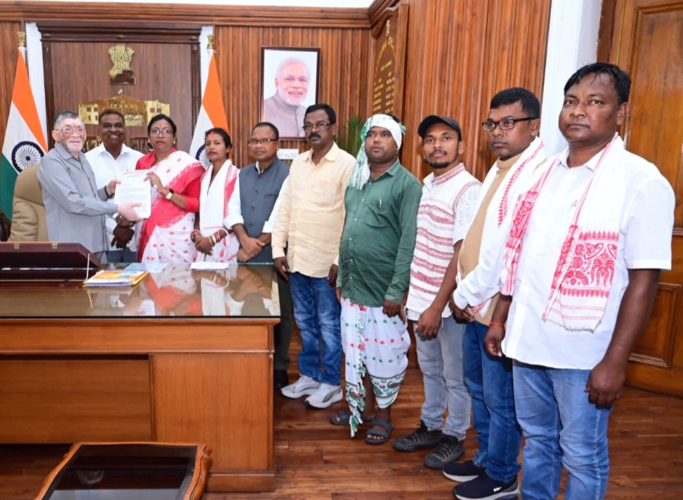 राज्यपाल से मुलाकात की तस्वीर