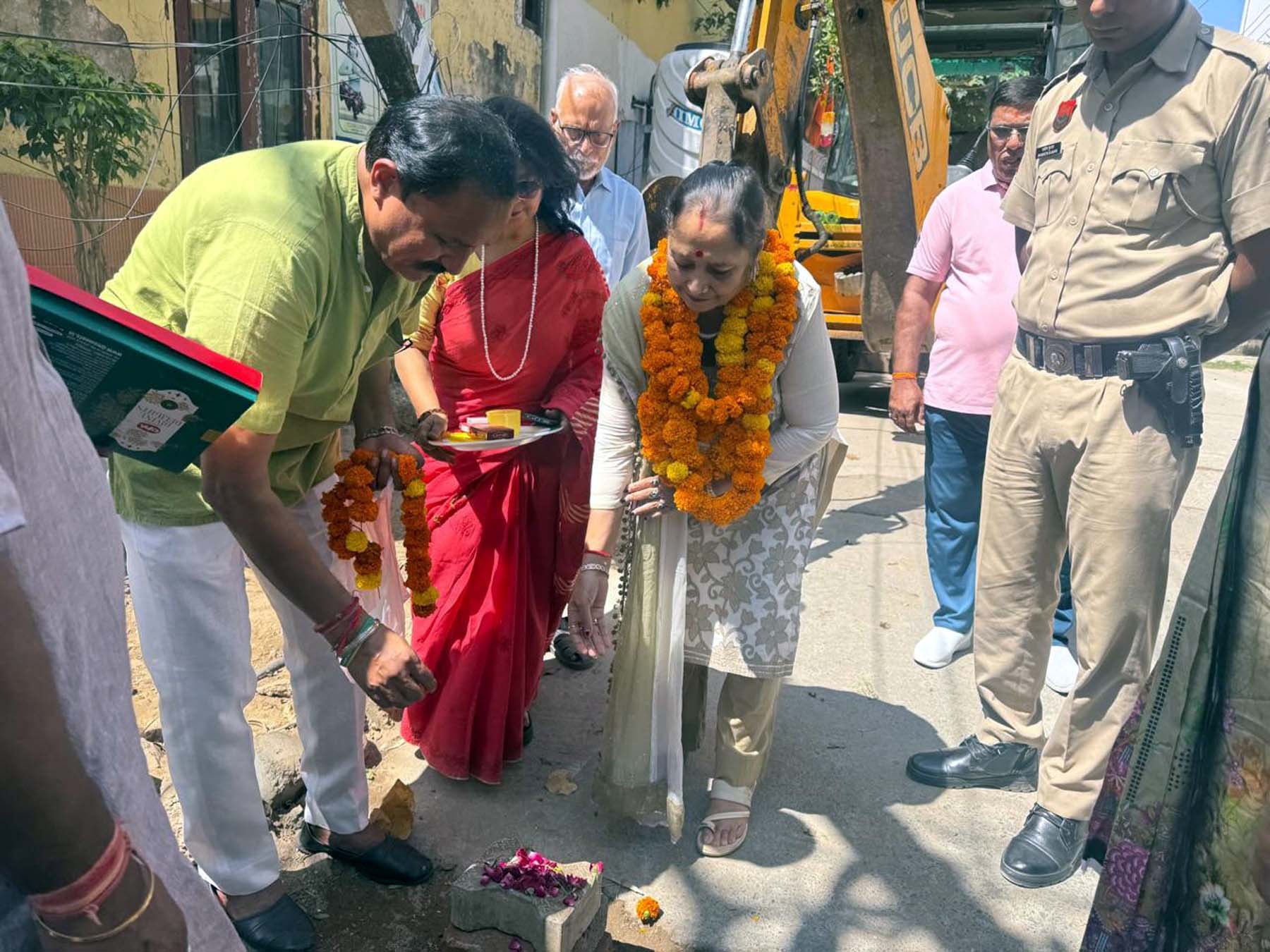 गुरुग्राम के सेक्टर-१०ए में पानी की लाइन डालने के कार्य का शुभारंभ करतीं महापौर राजरानी मल्होत्रा।