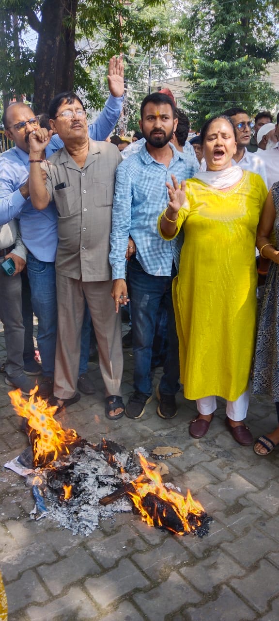 पेपर लीक प्रकरण पर कांग्रेस का हल्ला बोल, हल्द्वानी में भाजपा सरकार व आयोग का पुतला दहन