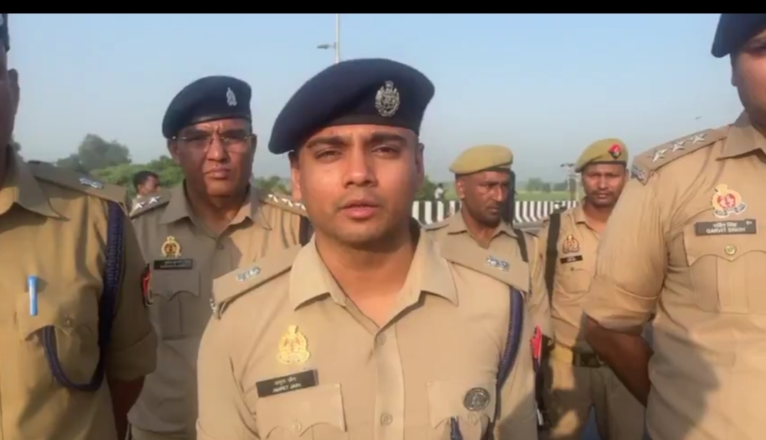 घटना की जानकारी देते एसपी ग्रामीण घटना की जानकारी देते एसपी ग्रामीण