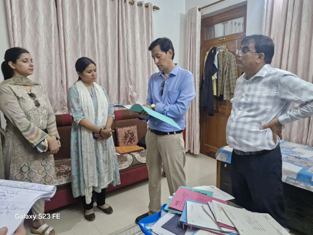 कुमाऊं कमिश्नर दीपक रावत ने कानूनगो अशरफ के घर से पकड़ा फाइलों का जखीरा