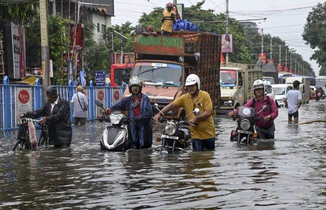 कोलकाता में मूसलाधार बारिश