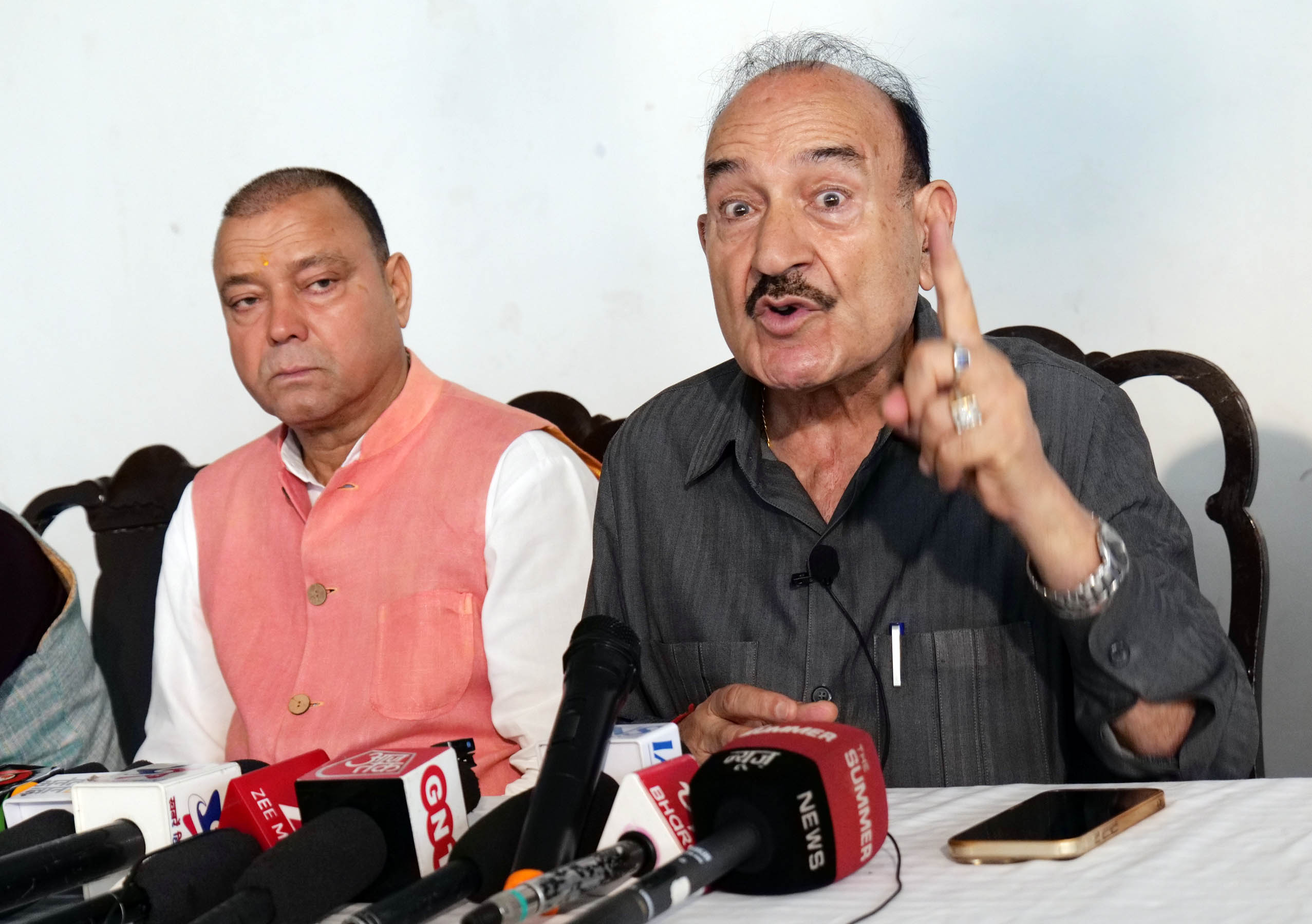 मंडी में पत्रकारों से बात करते हुए कौल सिंह ठाकुर।