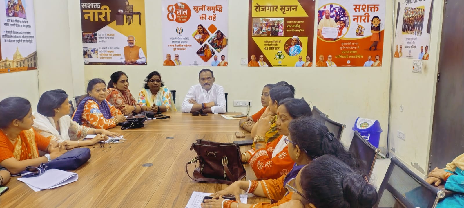 प्रयागराज महानगर भाजपा कार्यालय में महिला मोर्चा की बैठक करते हुए महानगर अध्यक्ष संजय गुप्ता