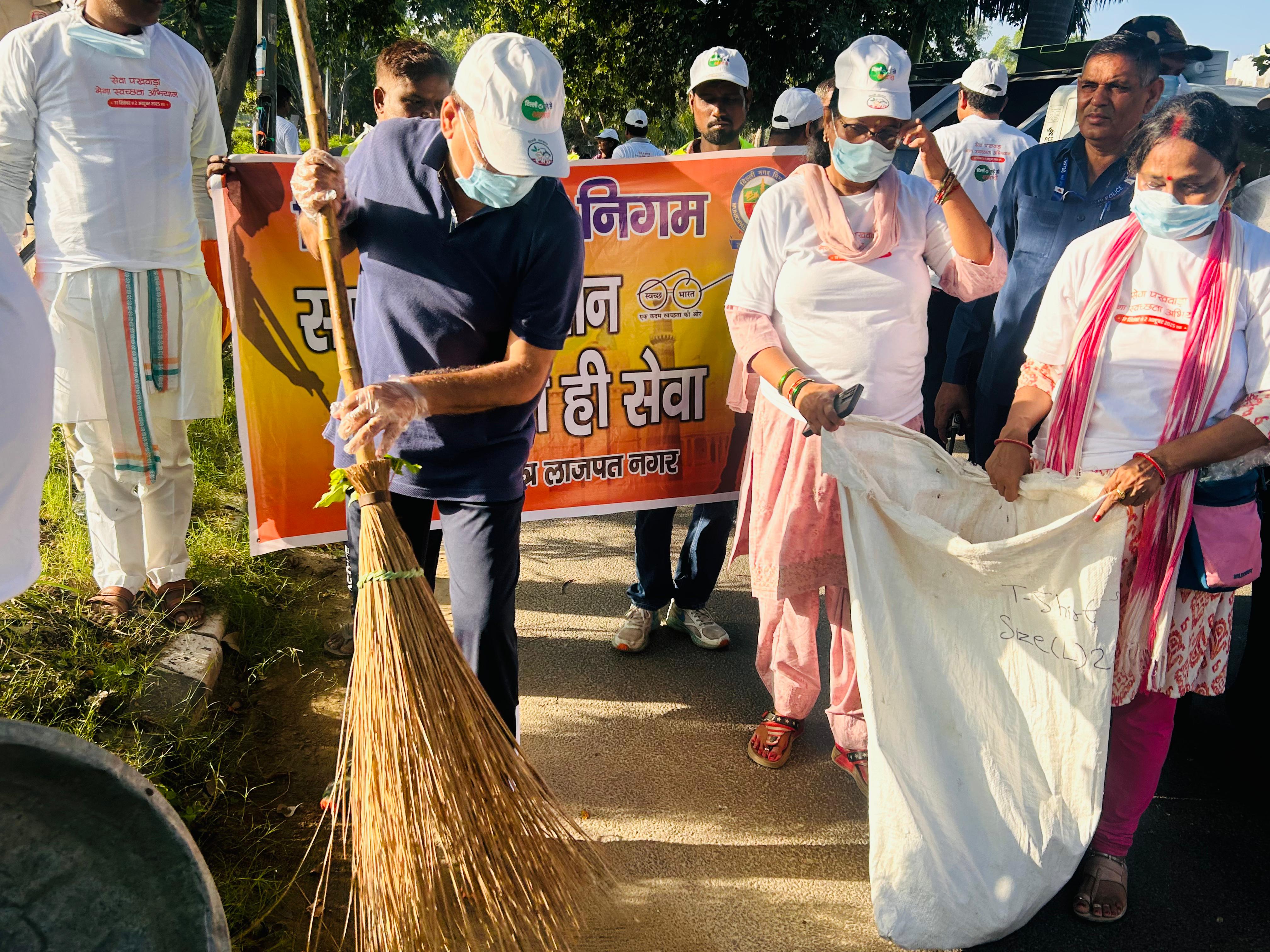 भाजपा नेता और कार्यकर्ता सफाई अभियान में भाग  लेते हुए।