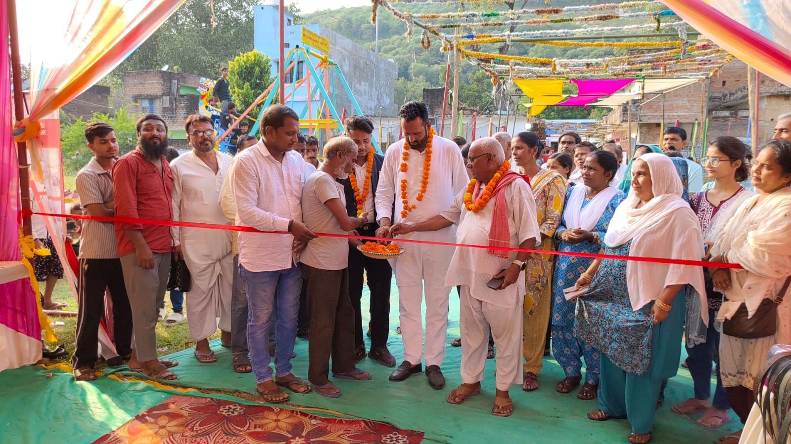 उद्घाटन करते समाजसेवी