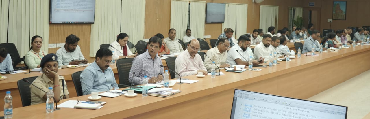बैठक में उपस्थित अधिकारी एवं कर्मचारी गण