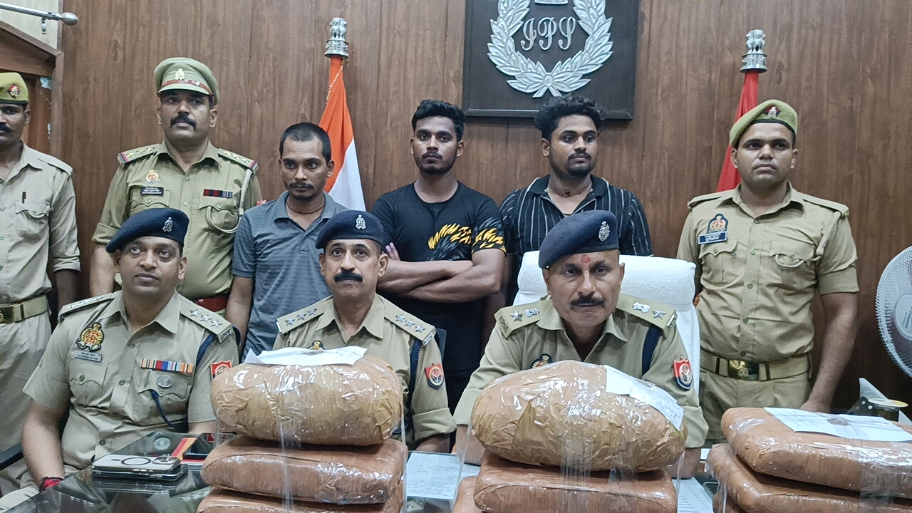गांजा बरामद करने वाली टीम को एसपी जीआरपी ने दिया ₹2000 का इनाम