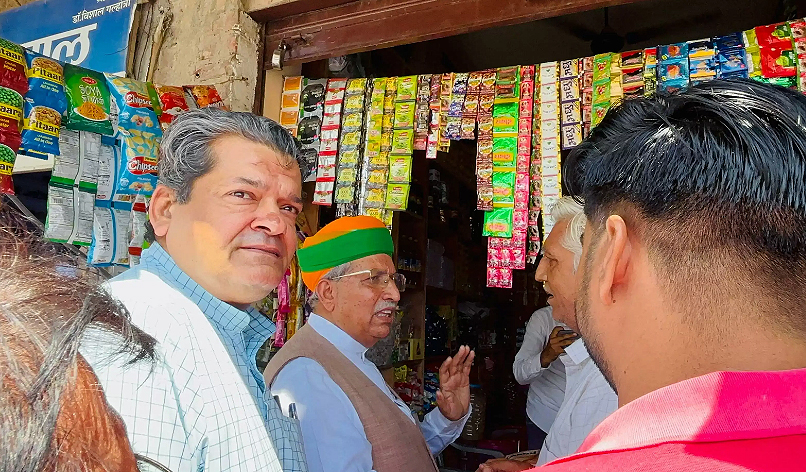 गांव की दुकानों पर घूमते नजर आए दाे मंत्री, दूकानदारों से जाकर जीएसटी घटने के लाभ पूछे