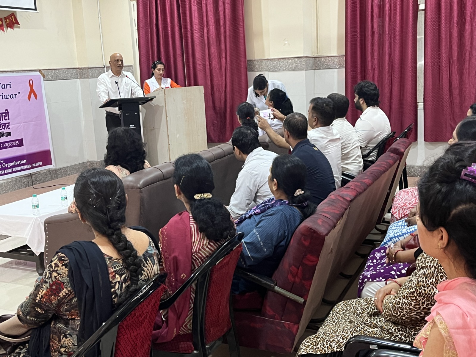 कृषि विश्वविद्यालय पालमपुर द्वारा आयोजित कार्यक्रम में मौजूद प्रतिभागी।