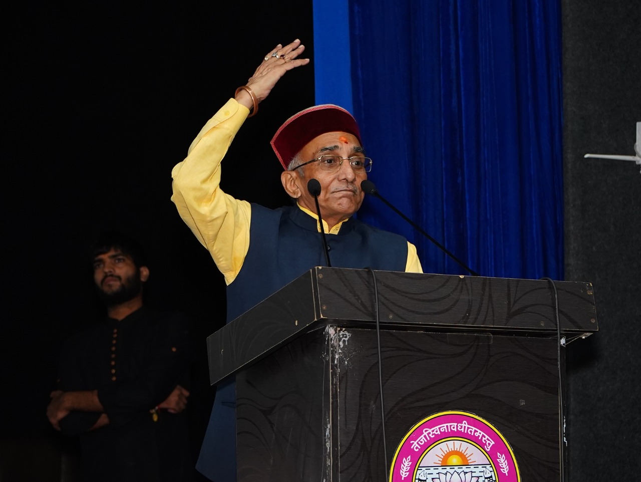 सभा को संबोधित करते हुए पूर्व कुलपति डॉ राजाराम सभा को संबोधित करते हुए पूर्व कुलपति डॉ राजाराम