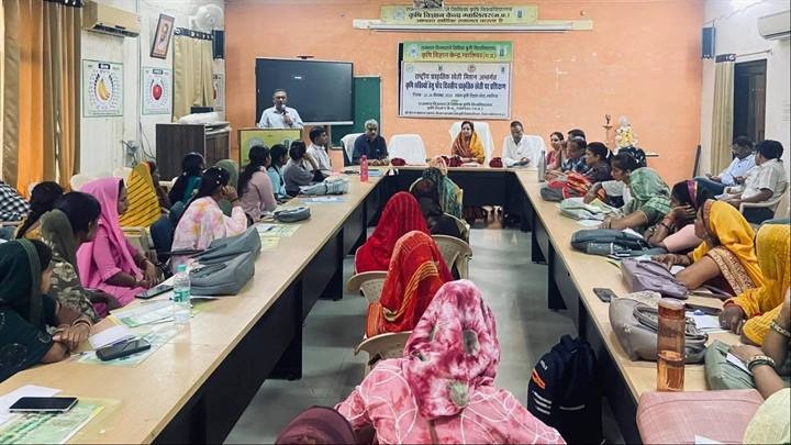 जिला पंचायत अध्यक्ष की मौजूदगी में प्रशिक्षण कार्यक्रम