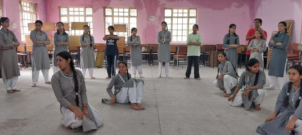 नाटक का मंचन करते कलाकार।