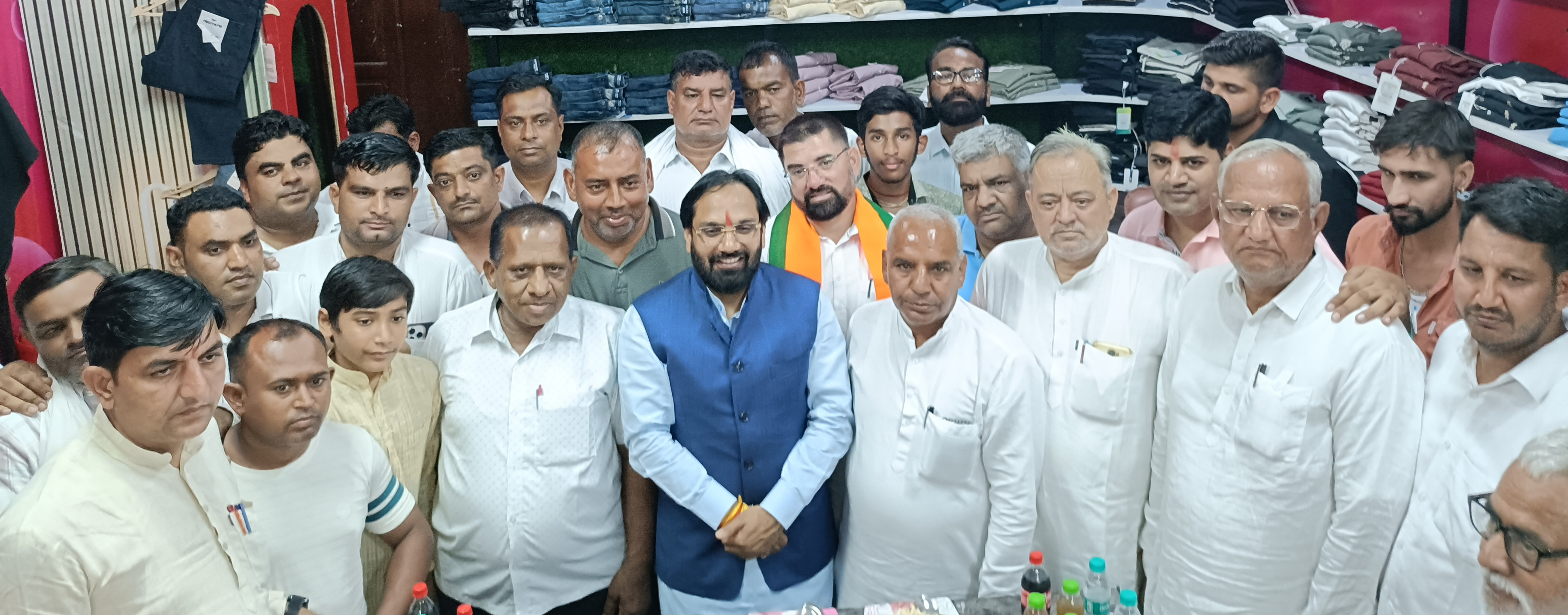 जीएसटी सुधार का लाभ परखने पहुंचे विधायक देवेंद्र चतरभुज अत्री दुकानदारों के साथ।