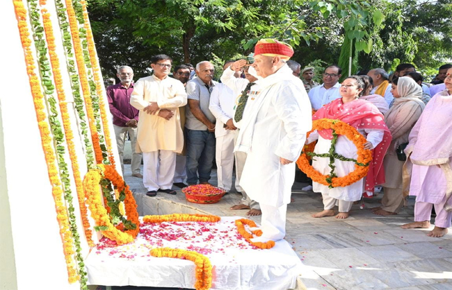 स्वतंत्रता सेनानी राव तुलाराम की प्रतिमा पर माल्यार्पण व पुष्पचक्र अर्पित करते हुए केंद्रीय राज्य मंत्री राव इंद्रजीत सिंह।