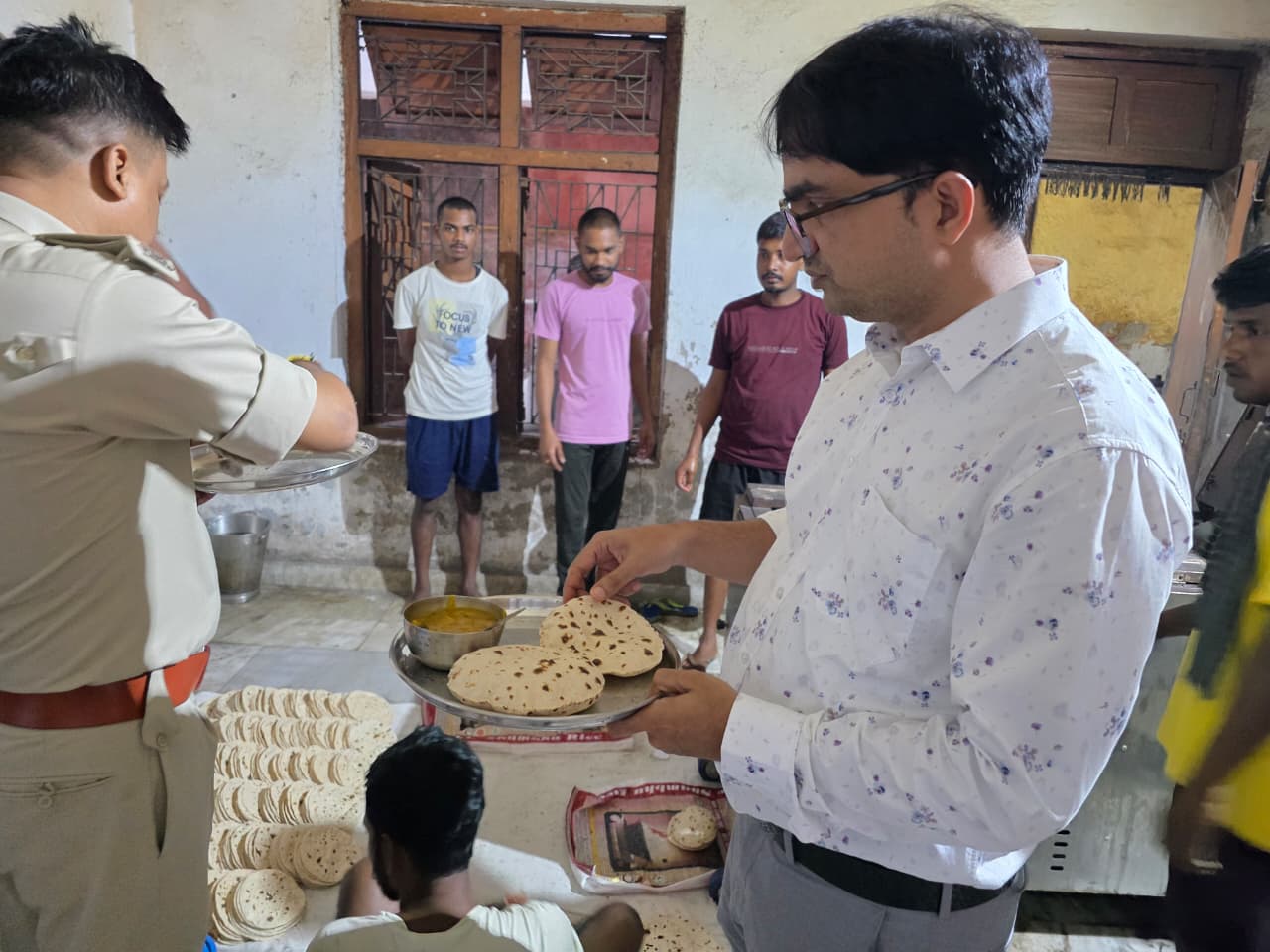 जेल में खाना खाकर किया भोजन का निरीक्षण