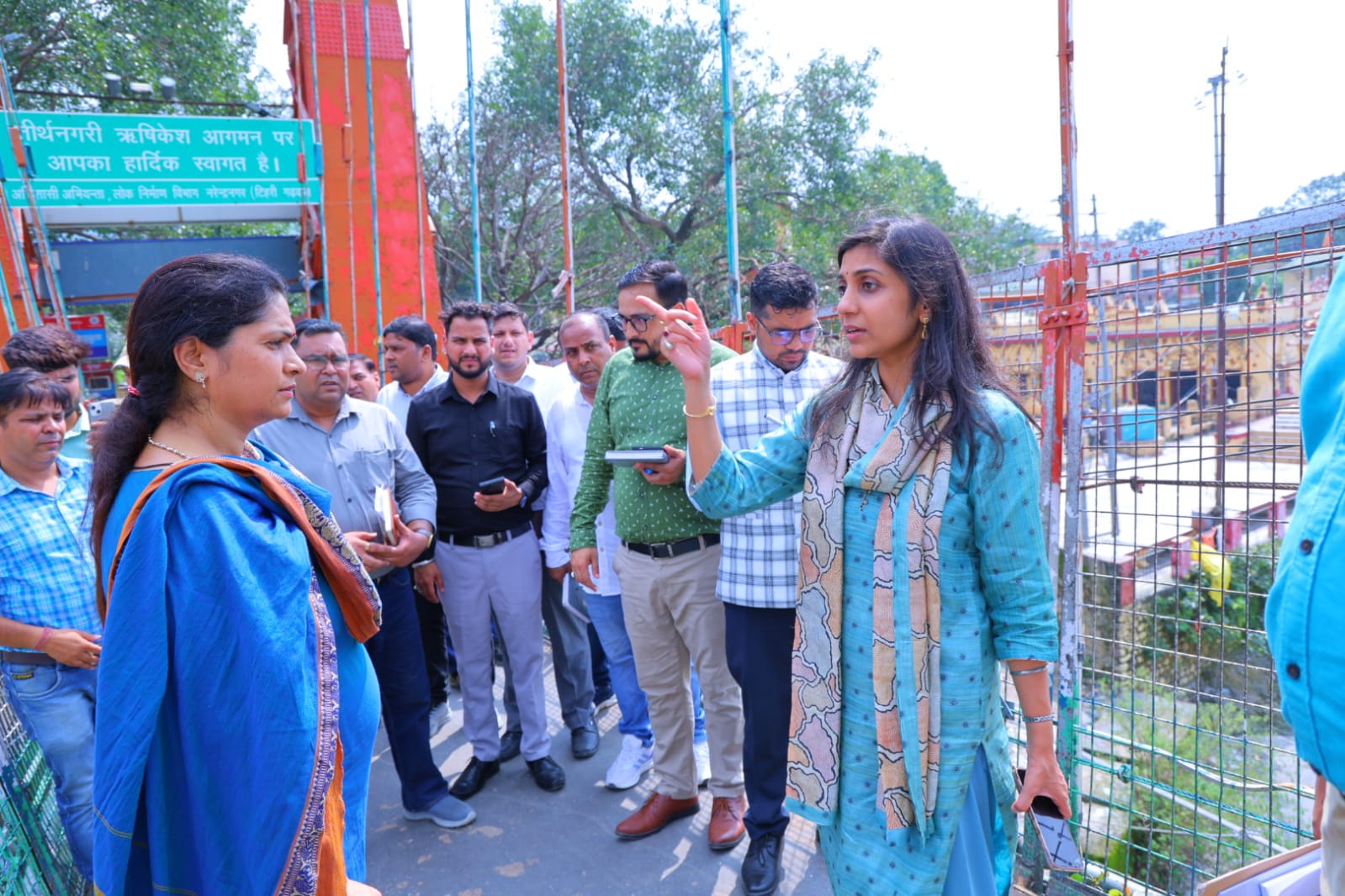 स्वर्ग आश्रम क्षेत्र का निरीक्षण करती जिलाधिकारी