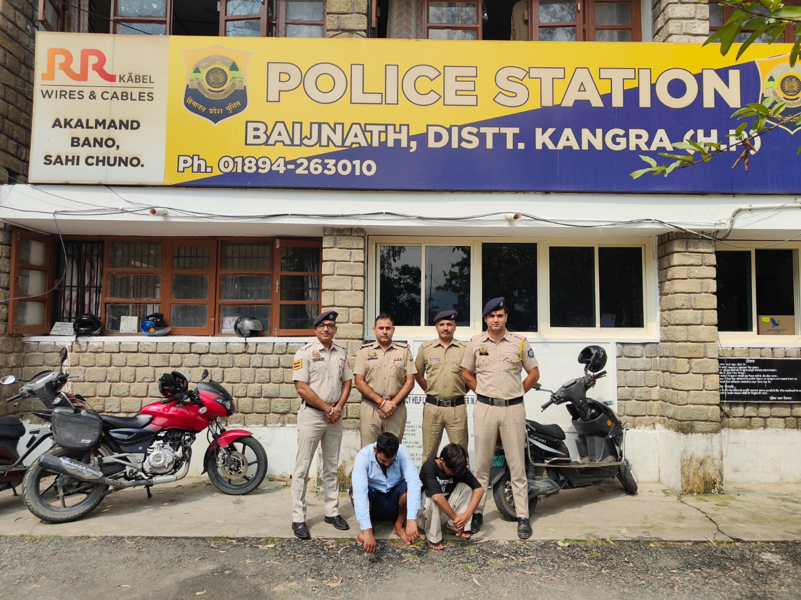 नशे के सामान के साथ पकड़े गए आरोपी। नशे के सामान के साथ पकड़े गए आरोपी।