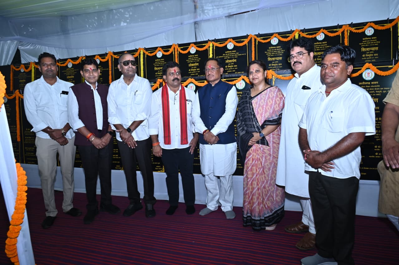 कार्यक्रम के दौरान खड़े हुए दाएं से तीसरे क्रम में सांसद रूपकुमारी चौधरी, सीएम विष्णुदेव साय व अन्य।