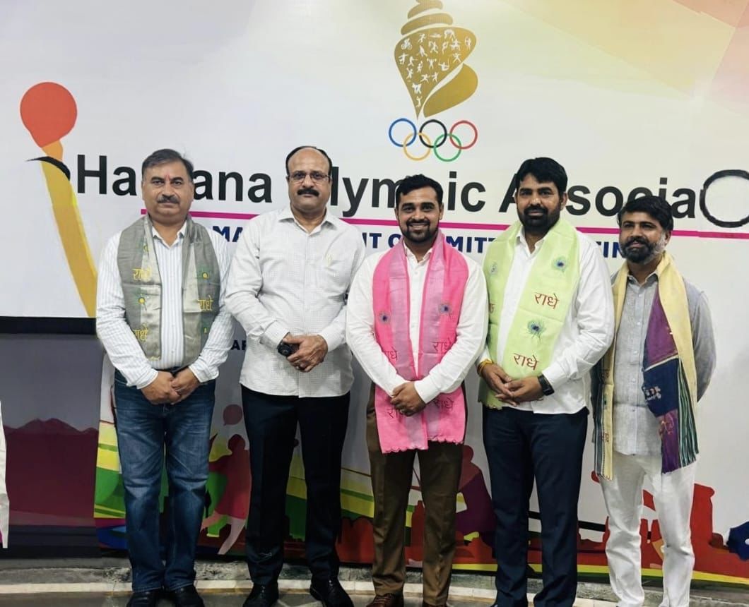 हरियाणा ओलंपिक एसाेसएिशन के अध्यक्ष कराटे एसाेसिएशन पदाधिकारियाें के साथ