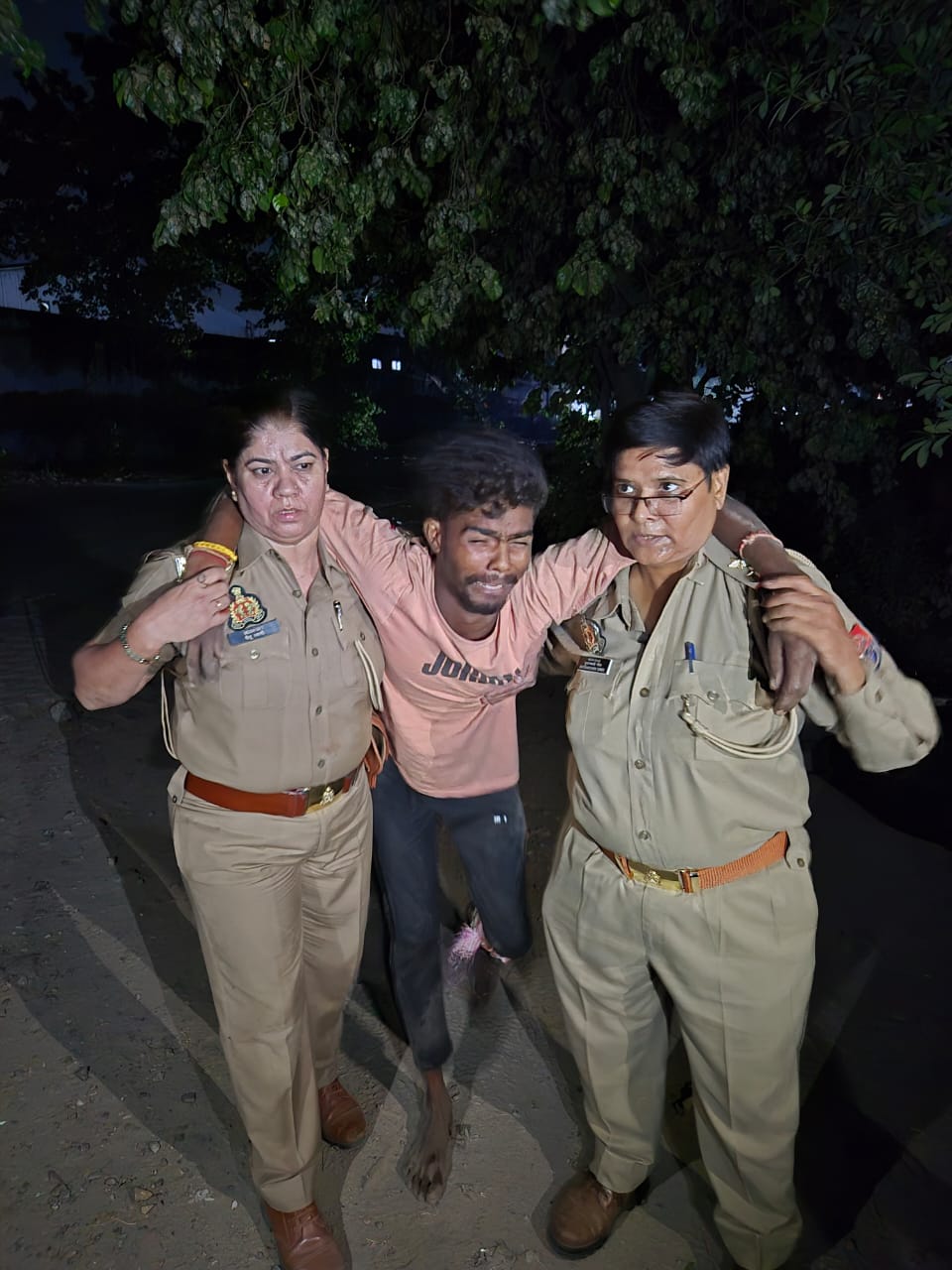 महिला थाना पुलिस ने मुठभेड़ के दौरान शातिर लुटेरे को किया गिरफ्तार महिला थाना पुलिस ने मुठभेड़ के दौरान शातिर लुटेरे को किया गिरफ्तार