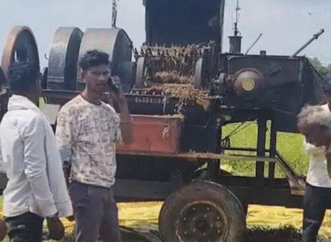 सोयाबीन निकालते समय थ्रेशर में फंसने की घटना के बाद की तस्वीर