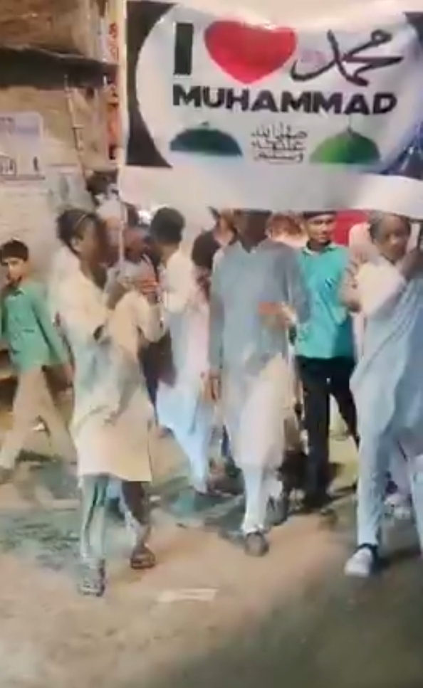 जुलूस निकालते नाबालिग (वीडियो से ली गई फोटो)