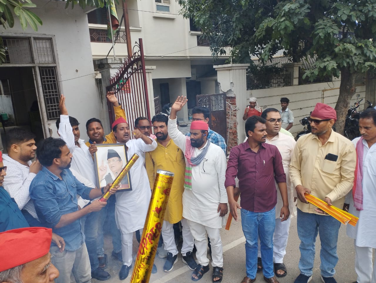 आजम खान की रिहाई पर सपा कार्यकर्ताओं ने पटाखे छोड़ मनाया जश्न*