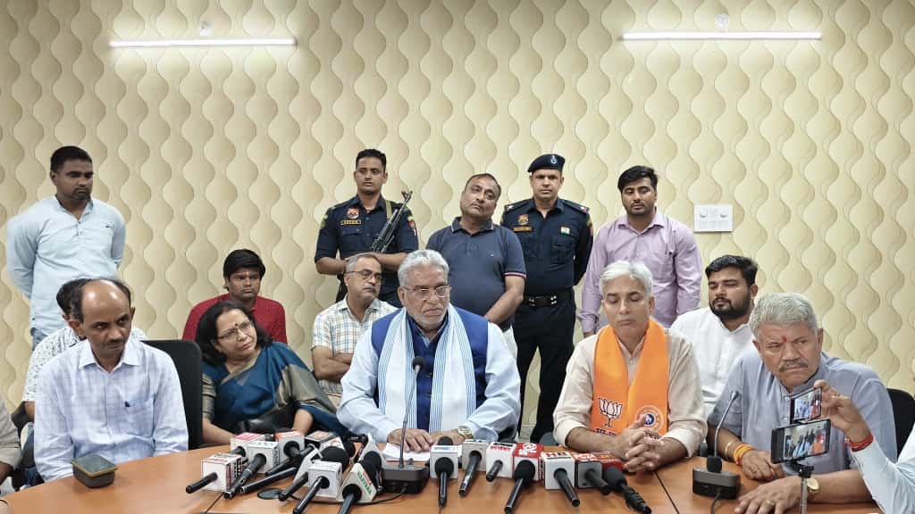 पत्रकारों से बातचीत करते हुए कैबिनेट मंत्री कृष्ण पंवार।