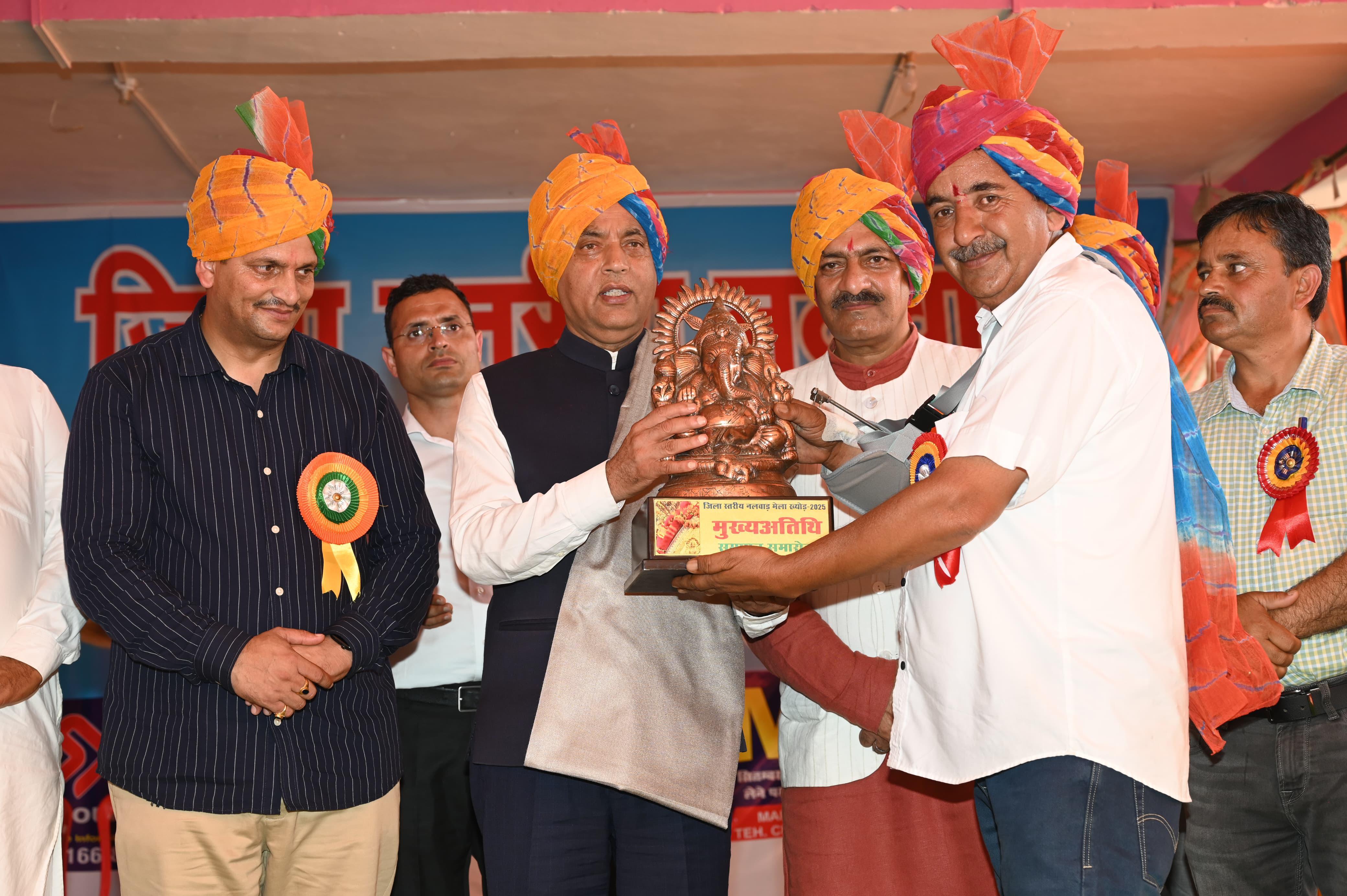 खयोड़ मेले के अवसर पर मुख्यअतिथि को सम्मानित करते हुए।