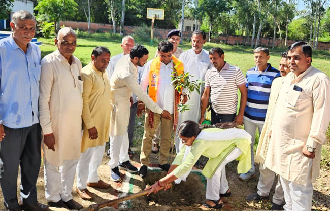 सोनीपत: गोहाना में पौधाराेपण करते हुए बिजेंद्र मलिक