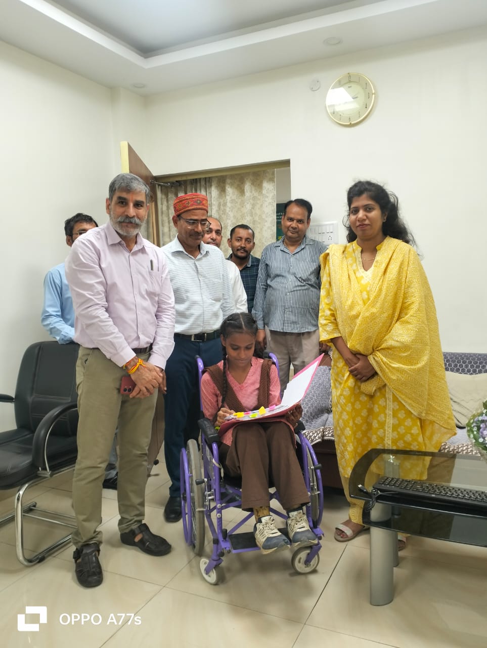 दिव्यांग छात्रा फातिमा बानो बनी शिक्षा अधिकारी एवं उपस्थित ​अधिकारीगण