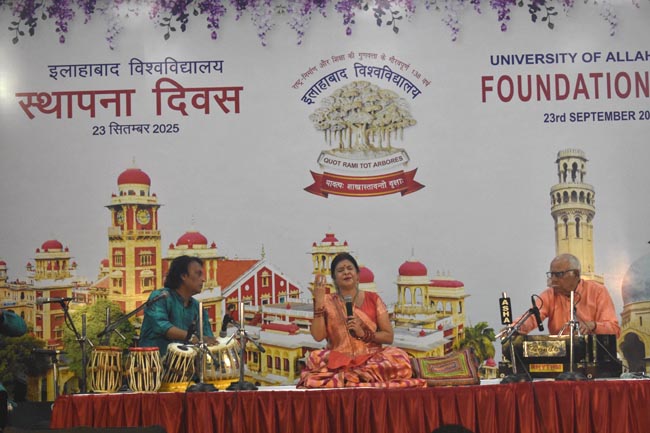 गायन करती मालिनी अवस्थी