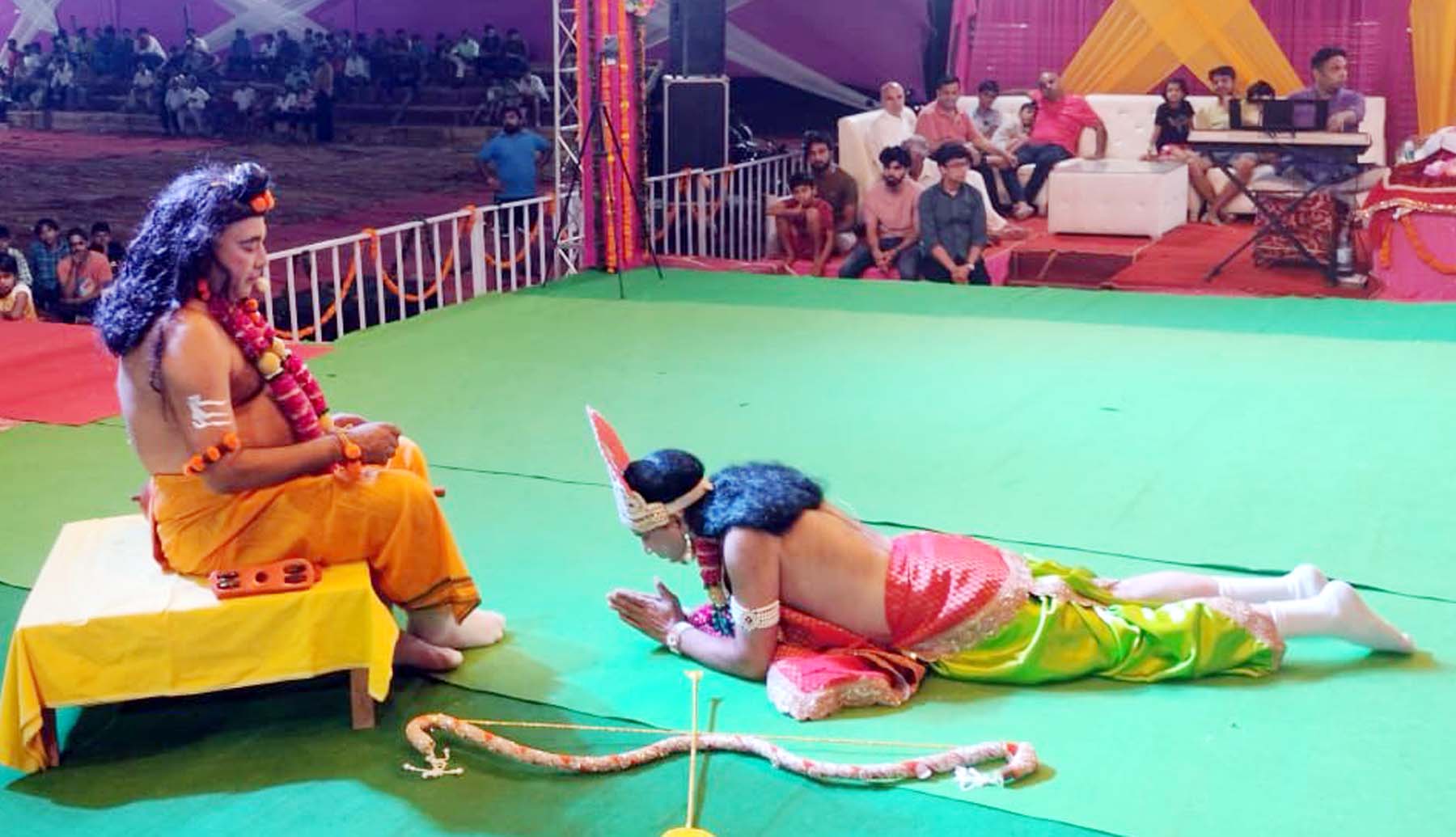 गुडग़ांव गांव स्थित श्री गुरु द्रोणाचार्य रामलीला में मंचित लीला का दृश्य।
