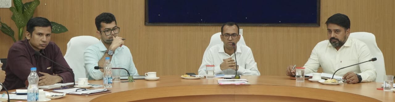 समीक्षा बैठक लेते कलेक्टर
