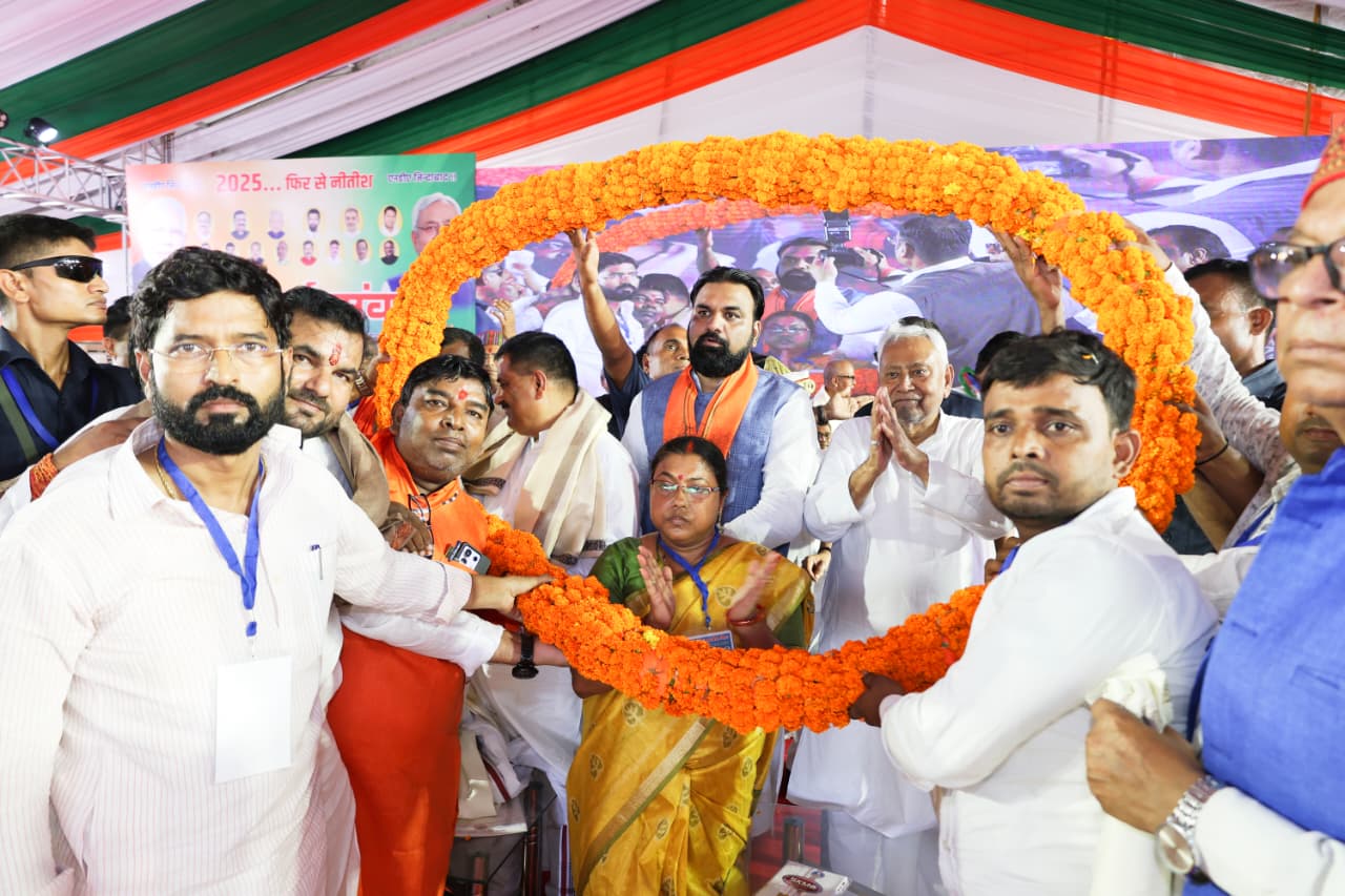 सीएम व डिप्टी सीएम का स्वागत करते कार्यकर्ता सीएम व डिप्टी सीएम का स्वागत करते कार्यकर्ता