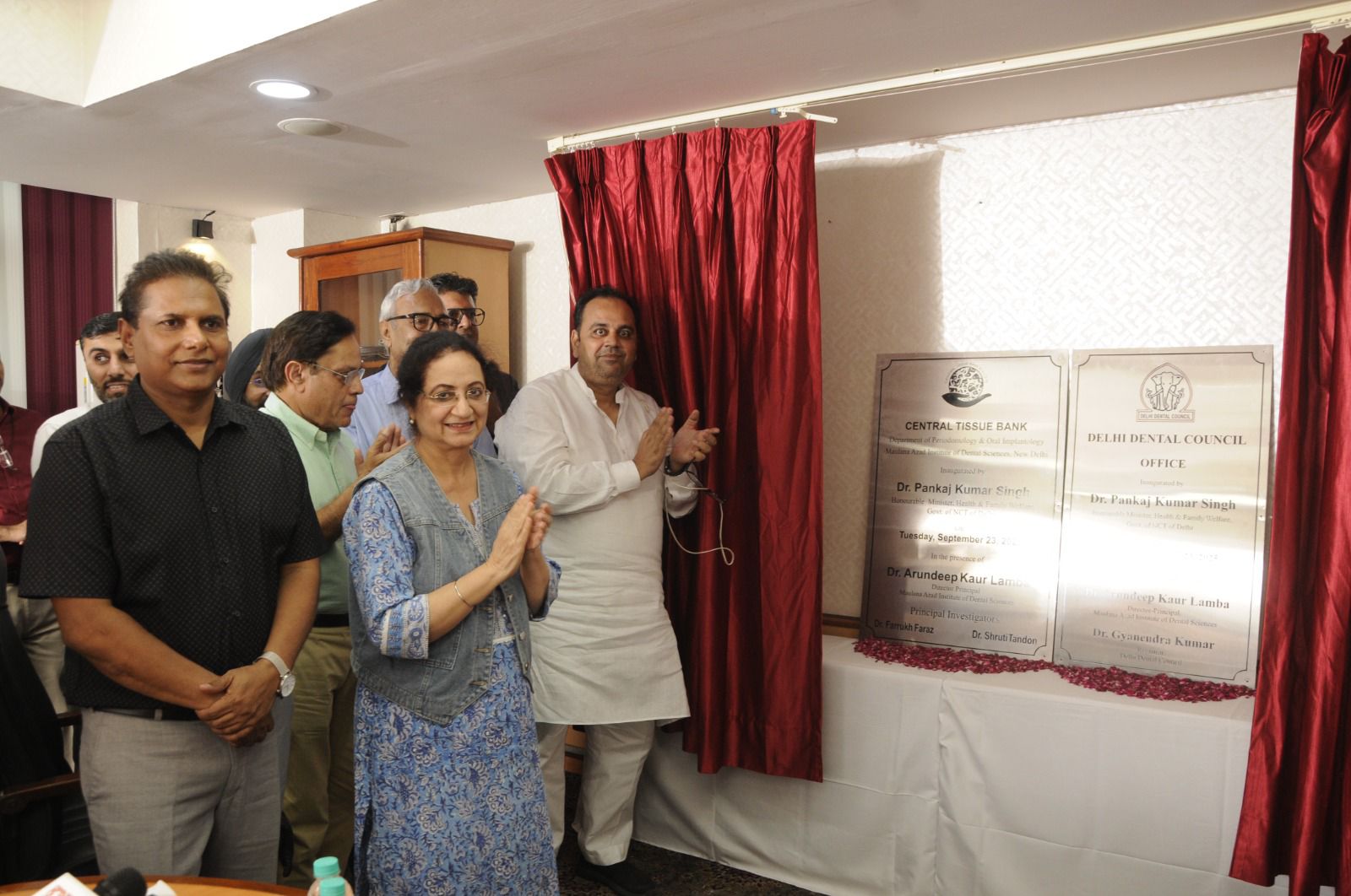 दिल्ली के स्वास्थ्य मंत्री पंकज सिंह डीडीसी और टीश्यू बैंक का उद्घाटन करते हुए