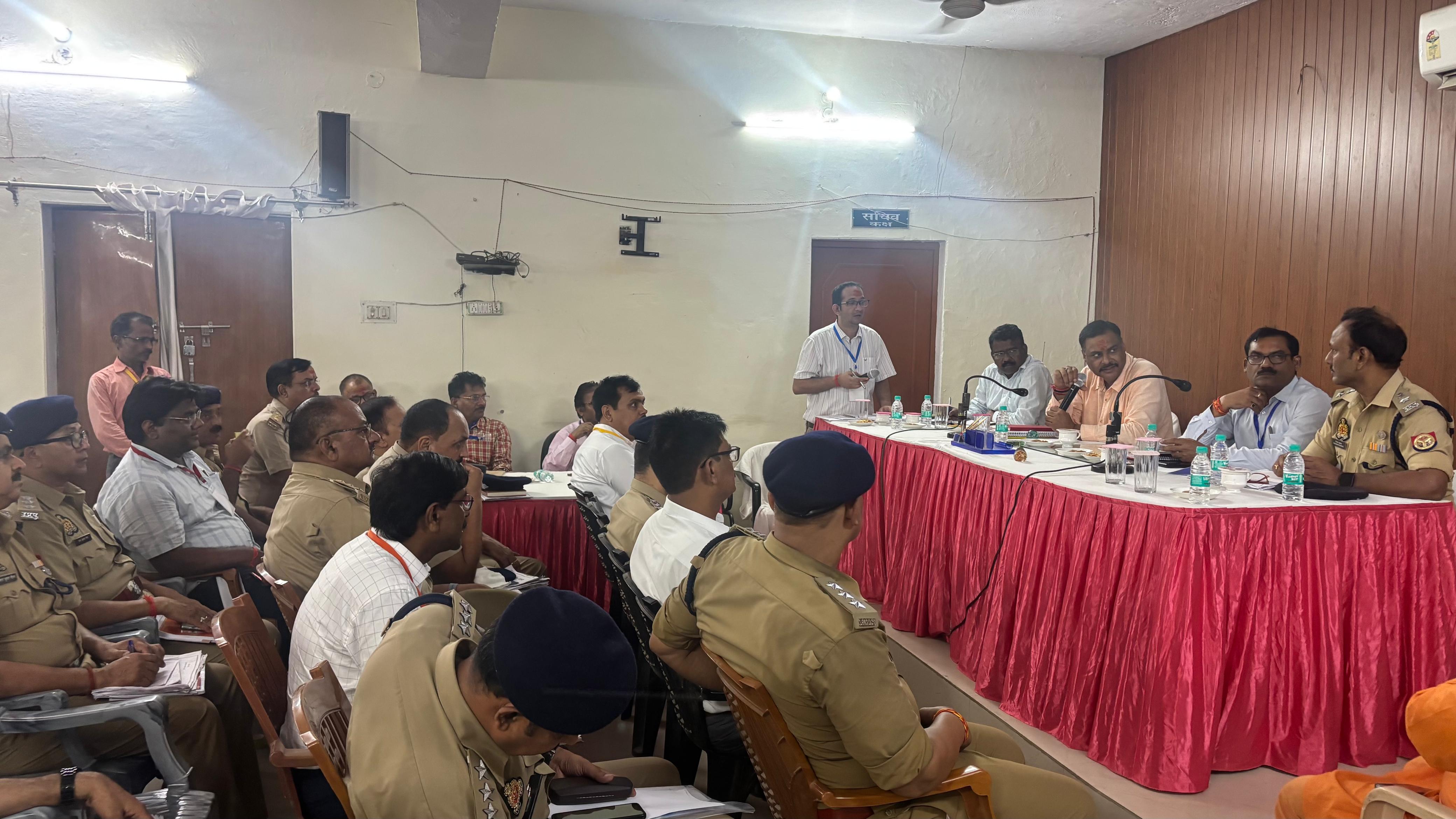 विंध्याचल मेला क्षेत्र की व्यवस्थाओं की समीक्षा करते डीएम प्न कुमार गंगवार